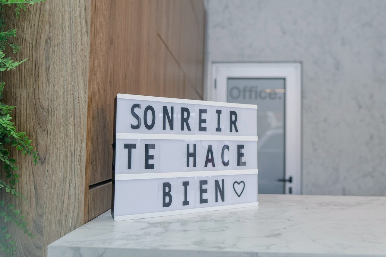Cartel de la clínica con la frase Sonreír te hace bien
