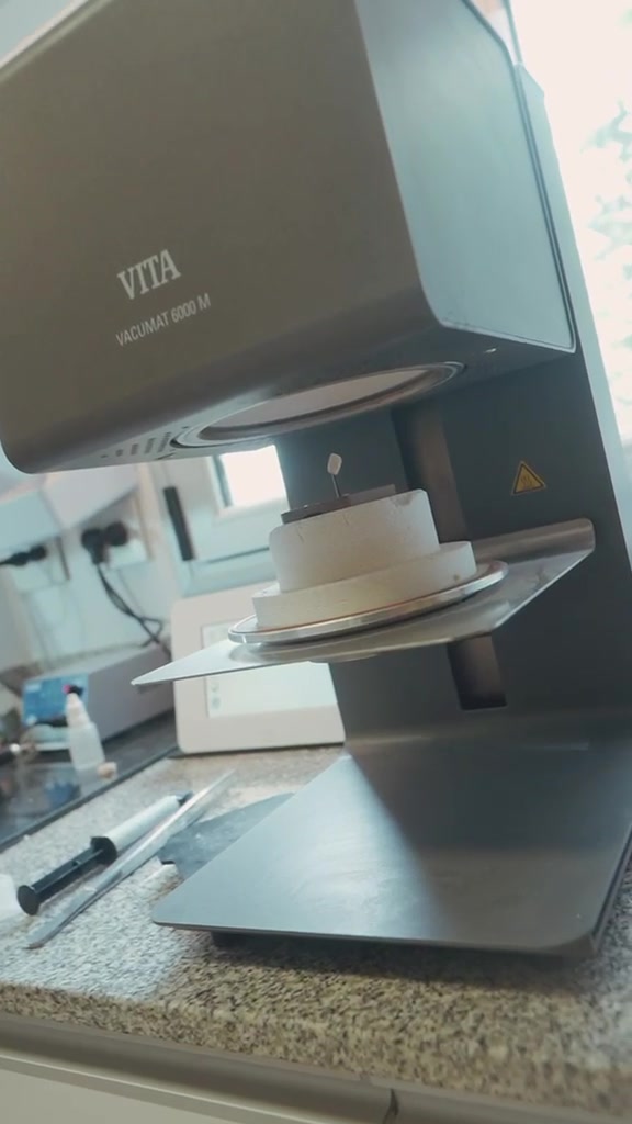 Horno de cerámica dental donde se terminan las coronas