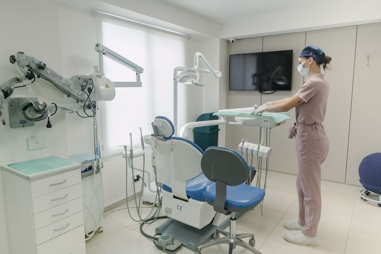 Consultorio de Clínica Alamos con sillón odontológico y microscopio