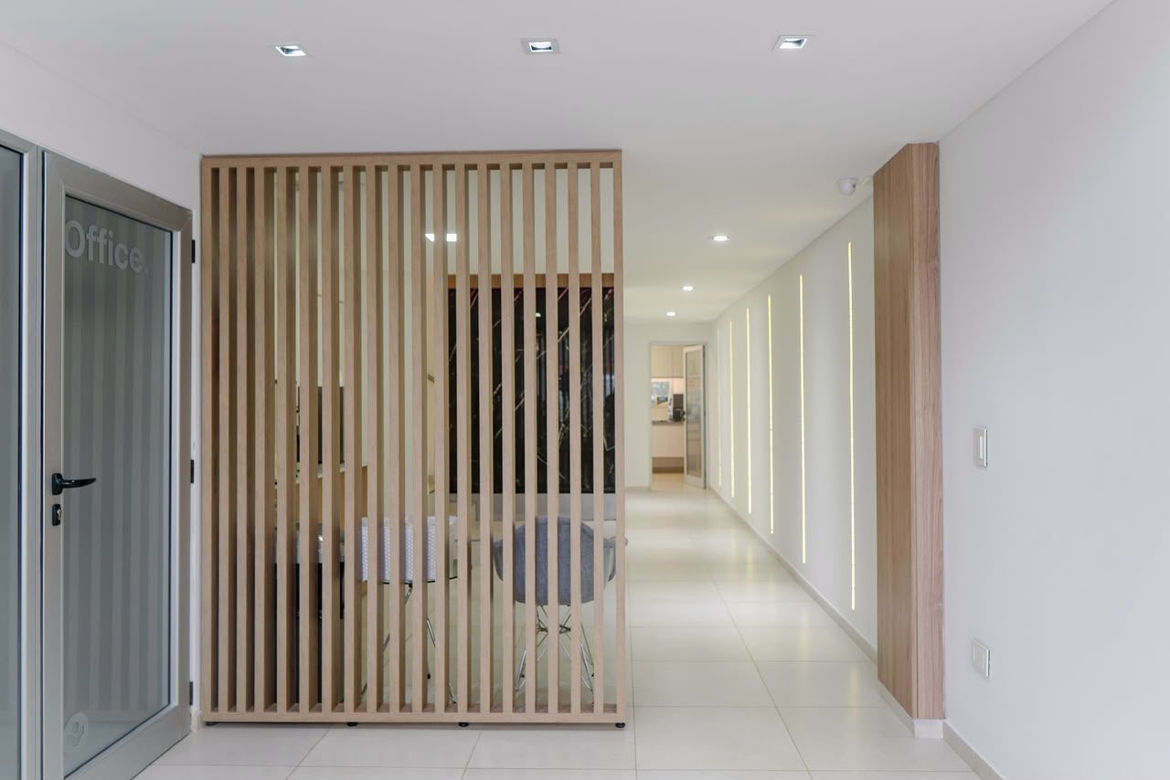 Pasillo de la clínica con divisor de madera