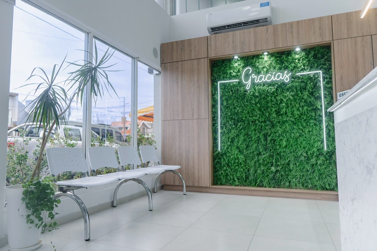 Recepción con pared verde y sala de espera